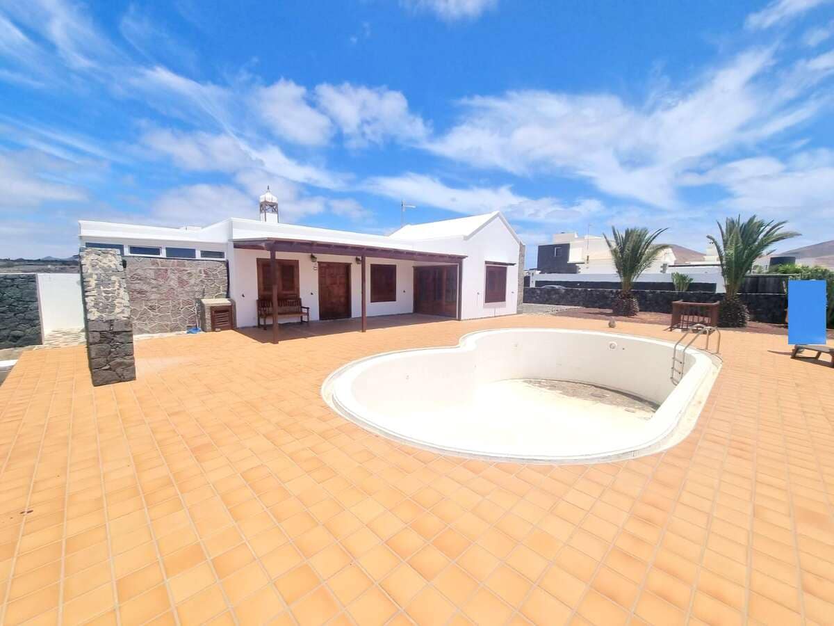 3 soveværelse Villa til salg i Yaiza med swimmingpool garage - € 490.000 (Ref: 9758326)