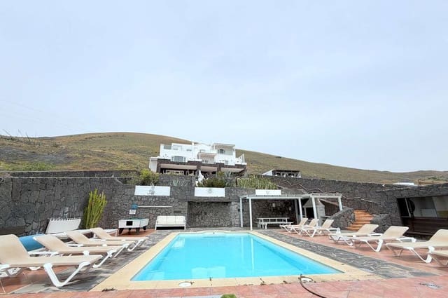 Chalet de 9 habitaciones en La Asomada, Tías en venta con piscina - 1.499.000 € (Ref: 9803870)