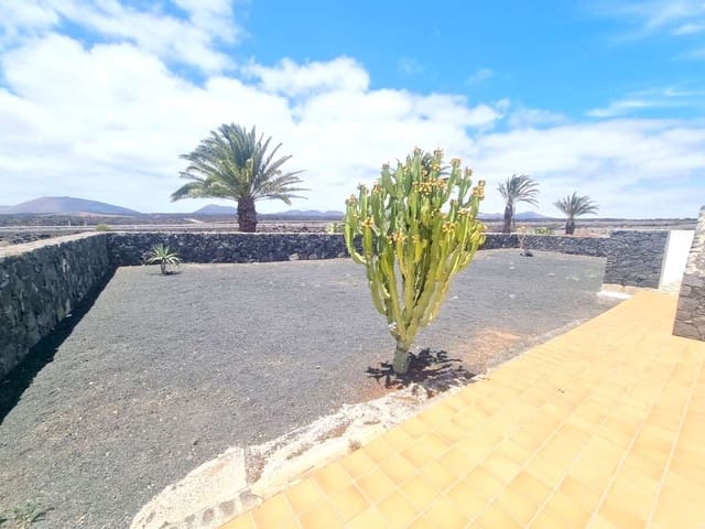 3 Zimmer Villa zu verkaufen in Yaiza mit Pool Garage - 490.000 € (Ref: 9811021)