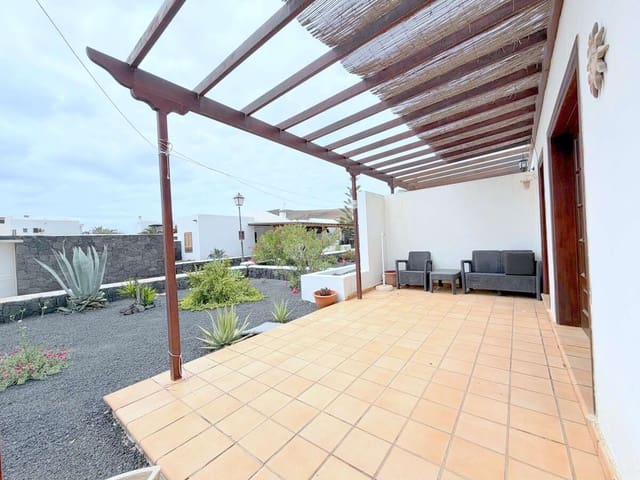 2 bedroom Finca/Country House for sale in Playa Blanca, Yaiza with pool garage - € 340,000 (Ref: 9815391)