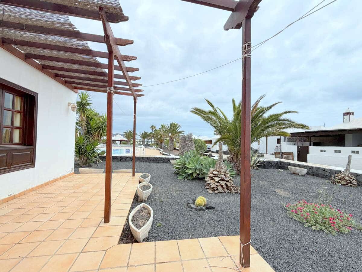2 bedroom Finca/Country House for sale in Playa Blanca with pool garage - € 340,000 (Ref: 9815391)