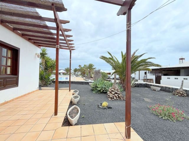 2 bedroom Finca/Country House for sale in Playa Blanca, Yaiza with pool garage - € 340,000 (Ref: 9815391)