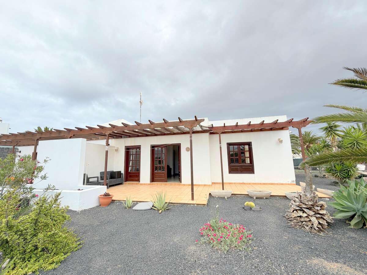 2 bedroom Finca/Country House for sale in Playa Blanca with pool garage - € 340,000 (Ref: 9815391)