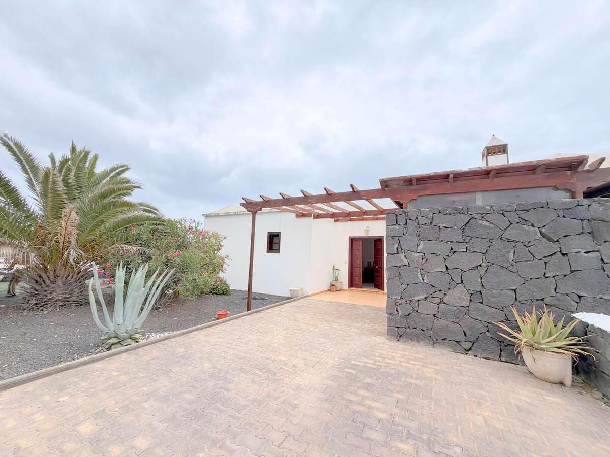 2 bedroom Finca/Country House for sale in Playa Blanca with pool garage - € 340,000 (Ref: 9815391)