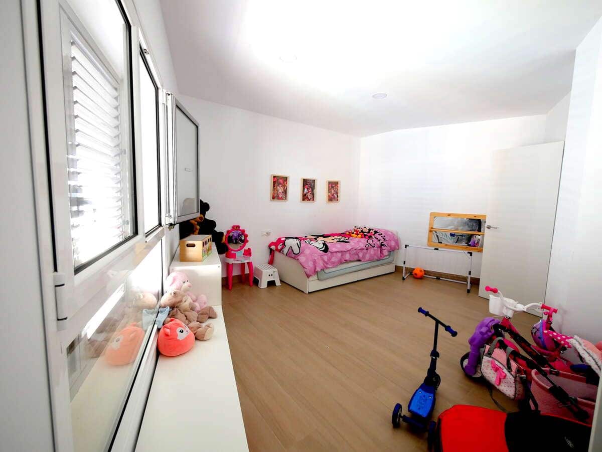 3 bedroom Flat for sale in Arrecife with garage - € 315,000 (Ref: 9842018)