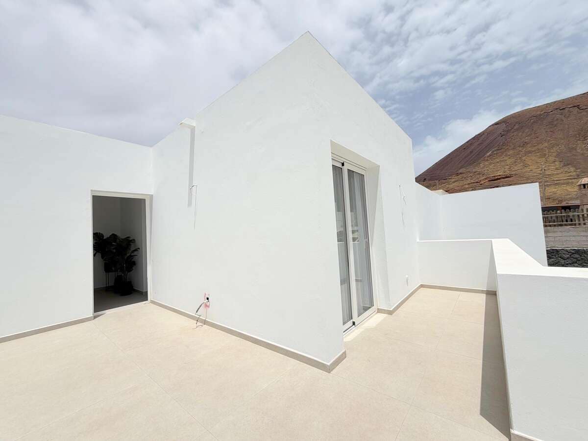 3 bedroom Villa for sale in Tahiche with garage - € 390,000 (Ref: 9863910)