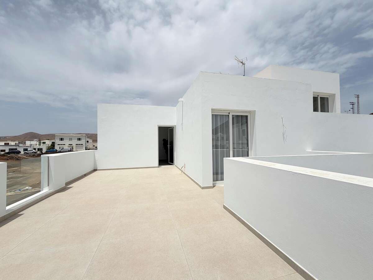3 bedroom Villa for sale in Tahiche with garage - € 390,000 (Ref: 9863910)