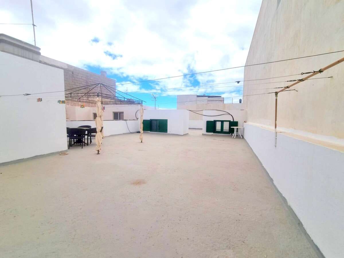 4 bedroom Finca/Country House for sale in Arrecife with garage - € 280,000 (Ref: 9921589)