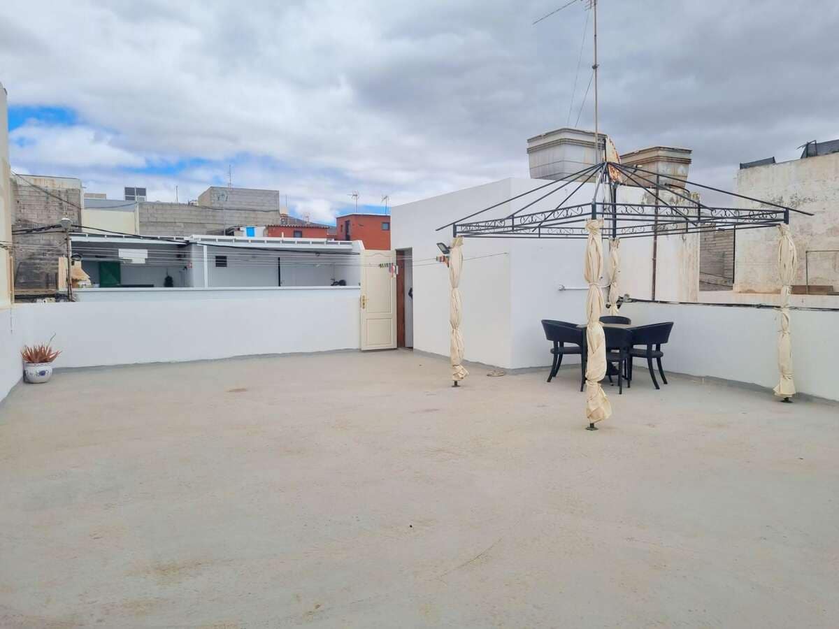4 bedroom Finca/Country House for sale in Arrecife with garage - € 280,000 (Ref: 9921589)
