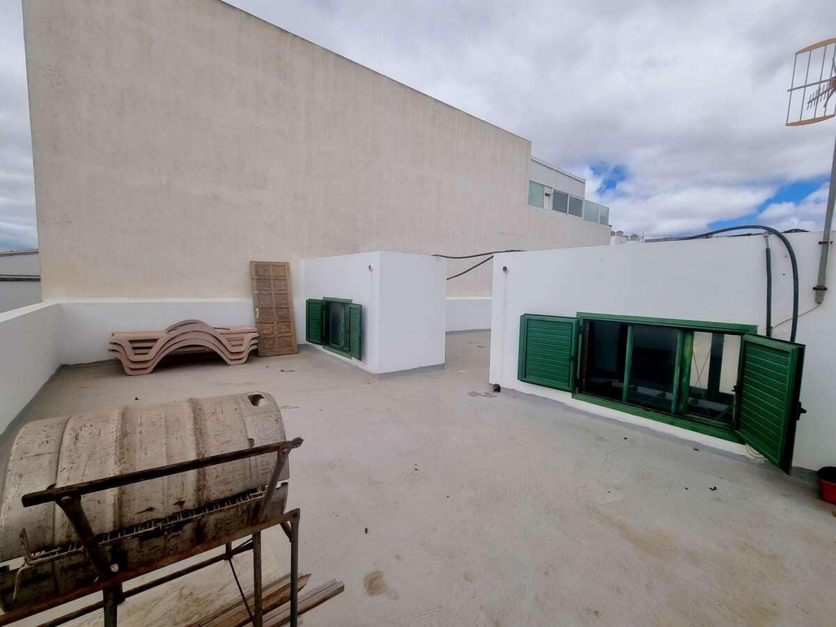 4 bedroom Finca/Country House for sale in Arrecife with garage - € 280,000 (Ref: 9921589)
