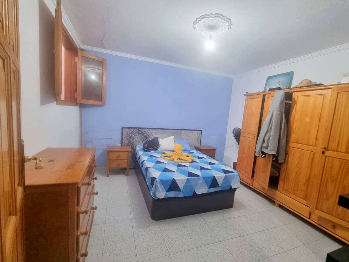 4 bedroom Finca/Country House for sale in Arrecife with garage - € 280,000 (Ref: 9921589)