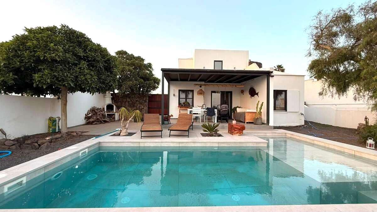 2 slaapkamer Villa te koop in Guime met zwembad garage - € 599.000 (Ref: 9997814)