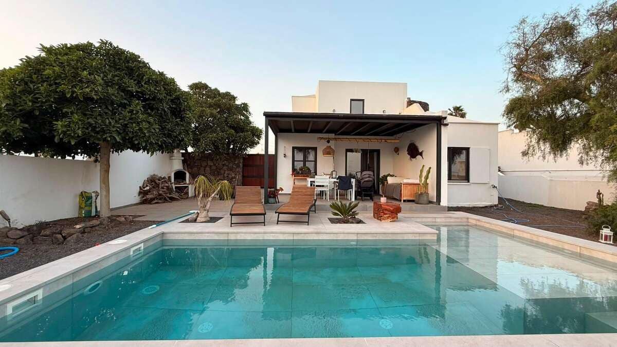 2 slaapkamer Villa te koop in Guime met zwembad garage - € 599.000 (Ref: 9997814)