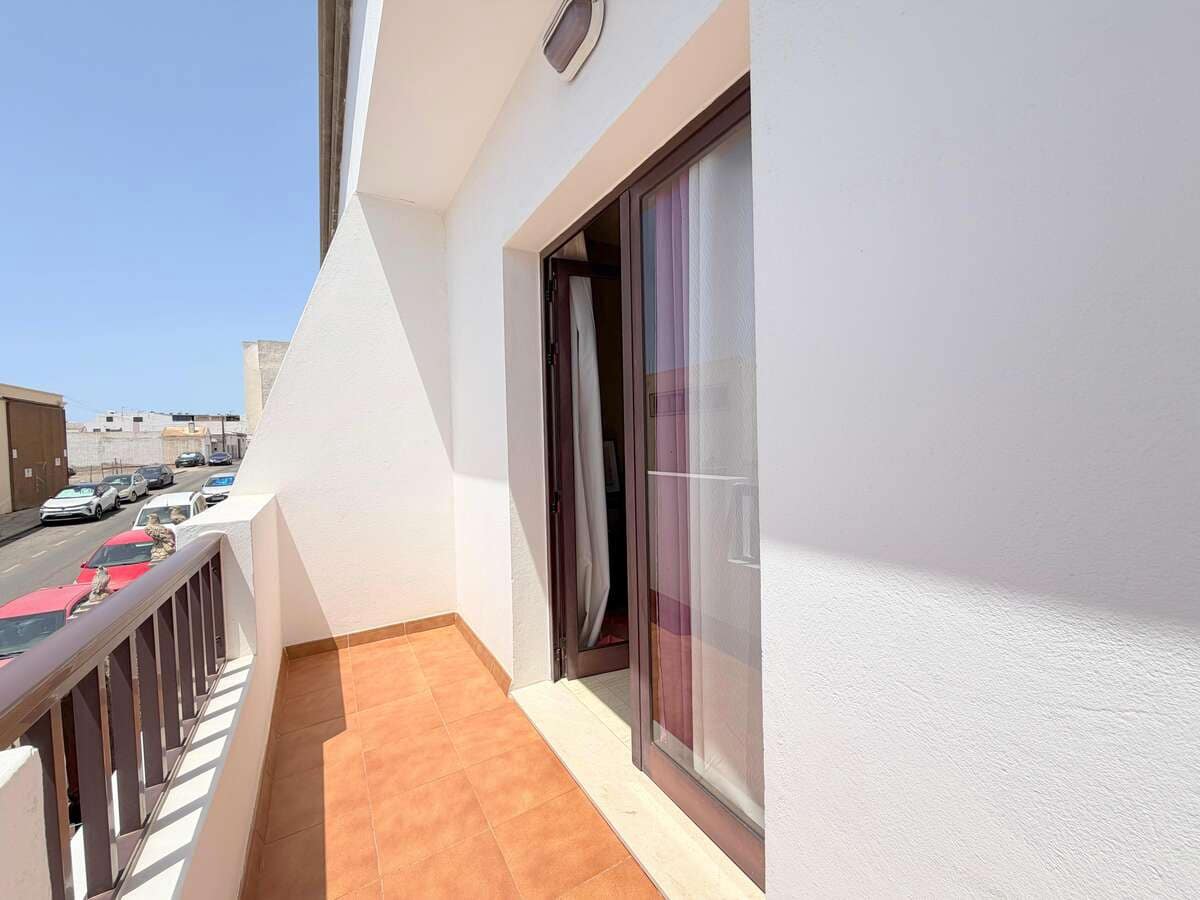 3 slaapkamer Halfvrijstaande villa te koop in Arrecife - € 260.000 (Ref: 9999497)