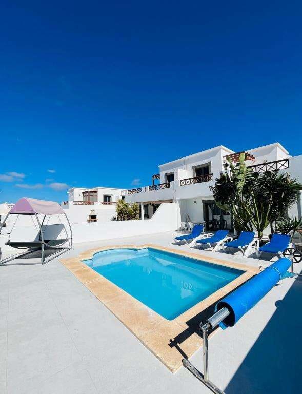 3 quarto Moradia para arrendar em Playa Blanca com piscina garagem - 1 800 € (Ref: 9999499)