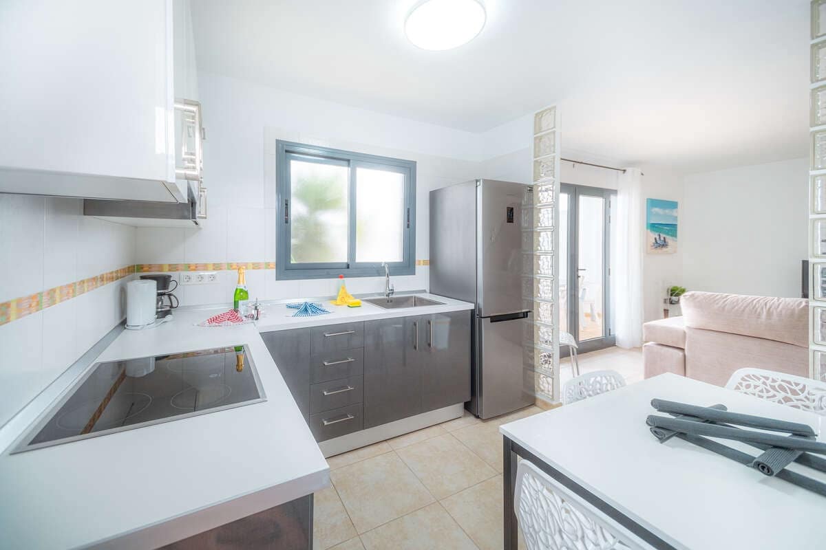 3 quarto Moradia para arrendar em Playa Blanca com piscina garagem - 1 800 € (Ref: 9999499)