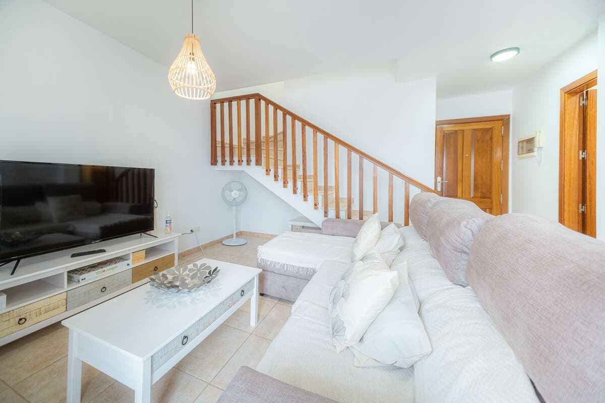 3 quarto Moradia para arrendar em Playa Blanca com piscina garagem - 1 800 € (Ref: 9999499)