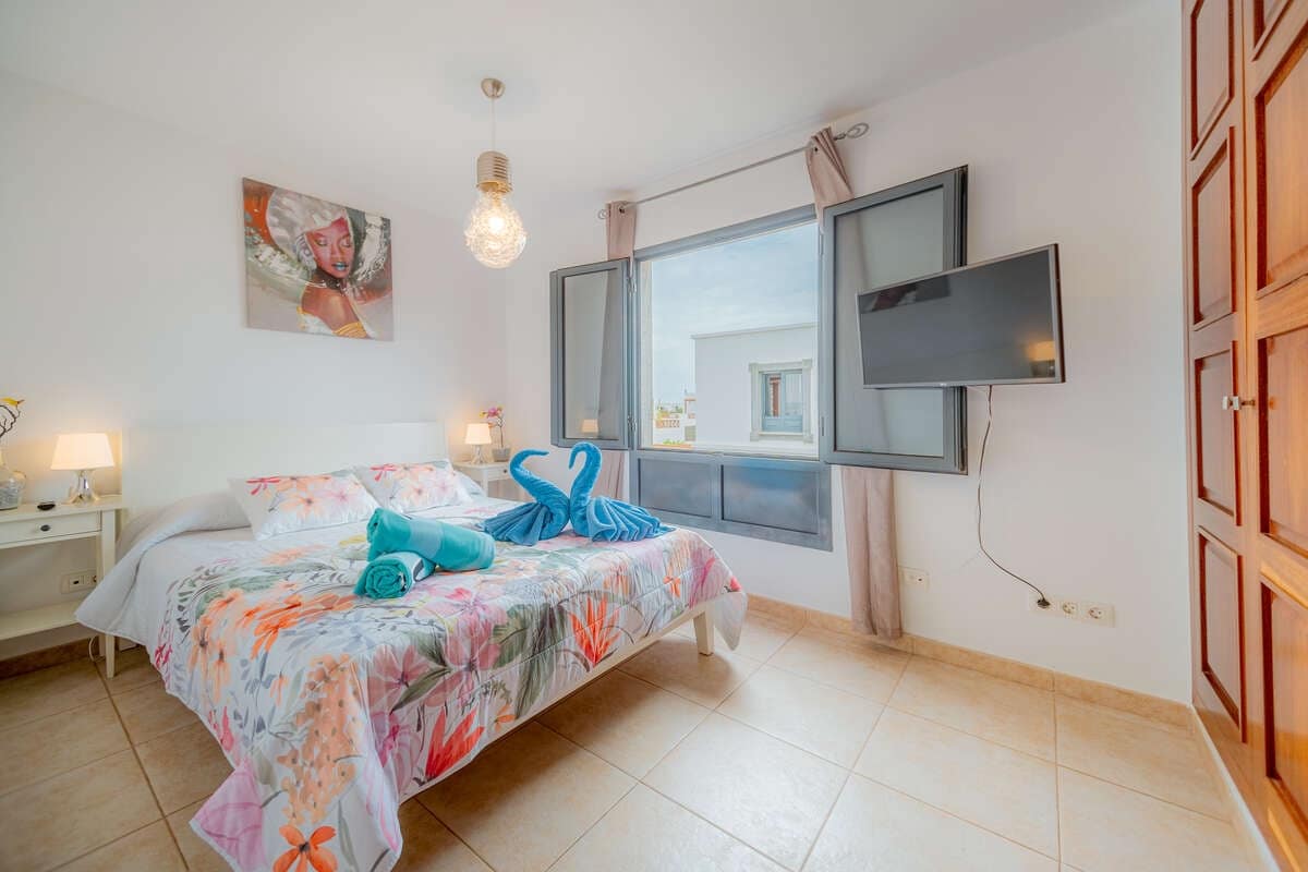 3 quarto Moradia para arrendar em Playa Blanca com piscina garagem - 1 800 € (Ref: 9999499)