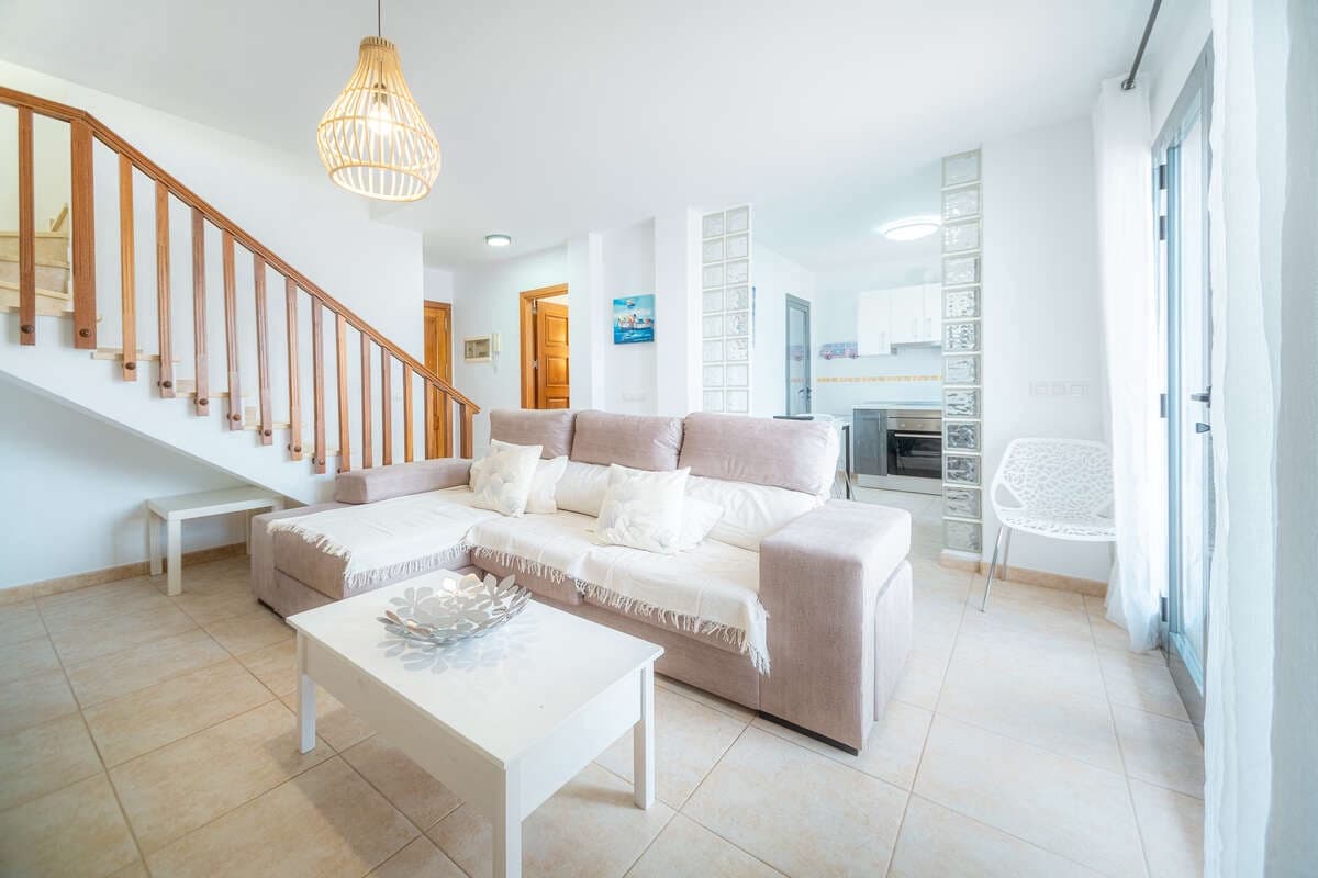 3 quarto Moradia para arrendar em Playa Blanca com piscina garagem - 1 800 € (Ref: 9999499)