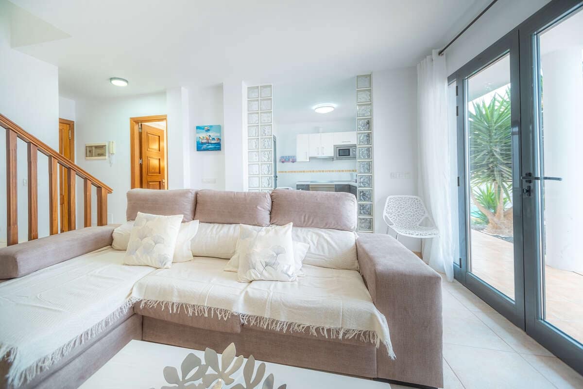 3 quarto Moradia para arrendar em Playa Blanca com piscina garagem - 1 800 € (Ref: 9999499)