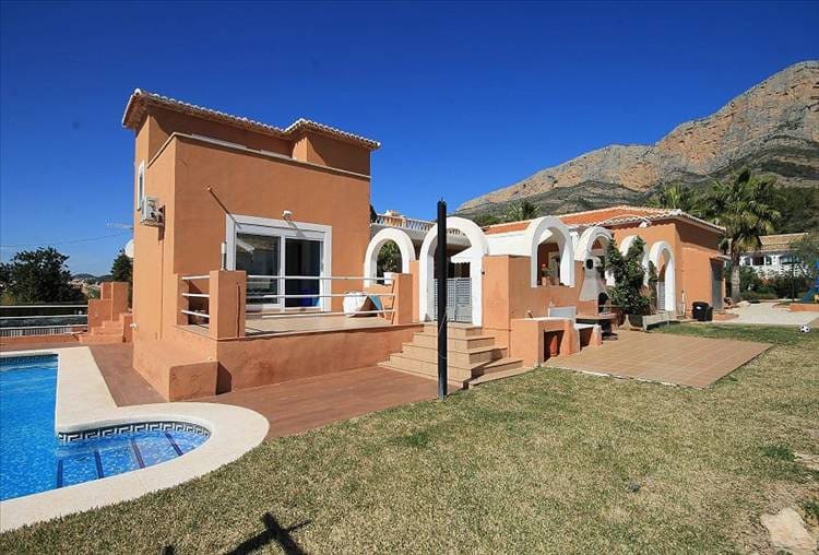 4 soveværelse Villa til salg i Javea / Xabia med swimmingpool - € 689.000 (Ref: 9487051)