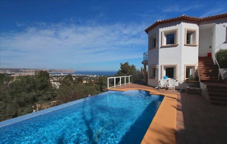 Chalet de 3 habitaciones en Arenal en venta con piscina - 549.000 € (Ref: 9487062)