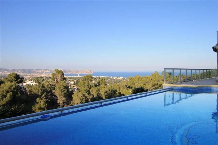 Chalet de 3 habitaciones en Arenal en venta con piscina - 549.000 € (Ref: 9487062)