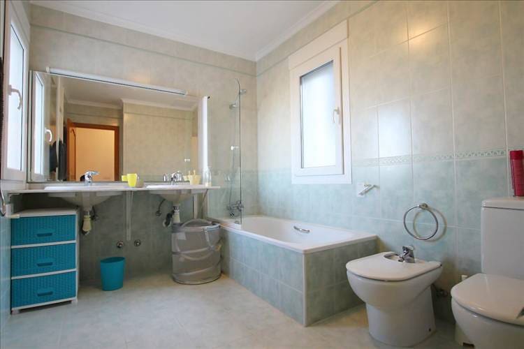 Chalet de 3 habitaciones en Arenal en venta con piscina - 549.000 € (Ref: 9487062)