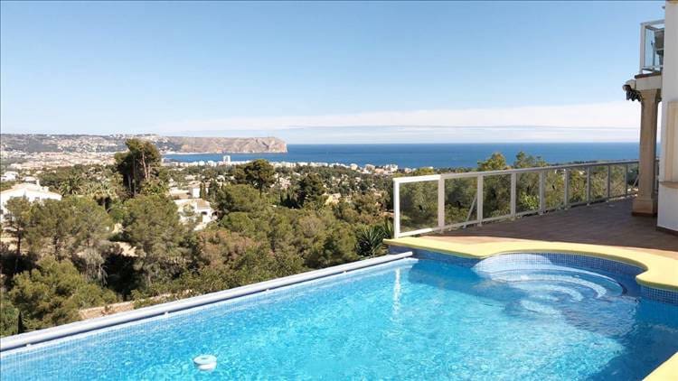 Chalet de 3 habitaciones en Arenal en venta con piscina - 549.000 € (Ref: 9487062)