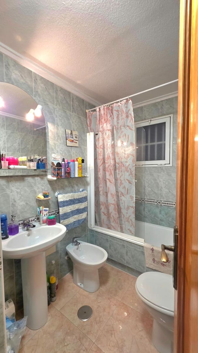 Apartamento de 2 habitaciones en Torrevieja en alquiler con piscina - 700 € (Ref: 10035385)