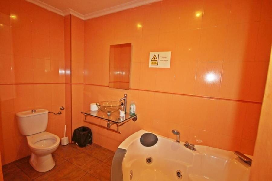 Kaupallinen myytävänä paikassa Torrevieja - 263 157 € (Ref: 3461237)