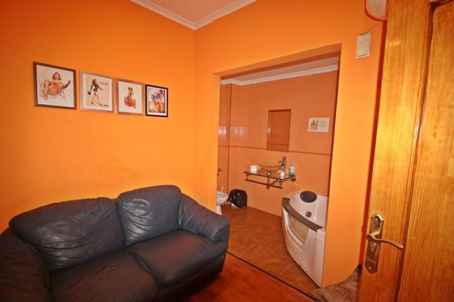 Commercial for sale in Torrevieja - € 263,157 (Ref: 3461237)