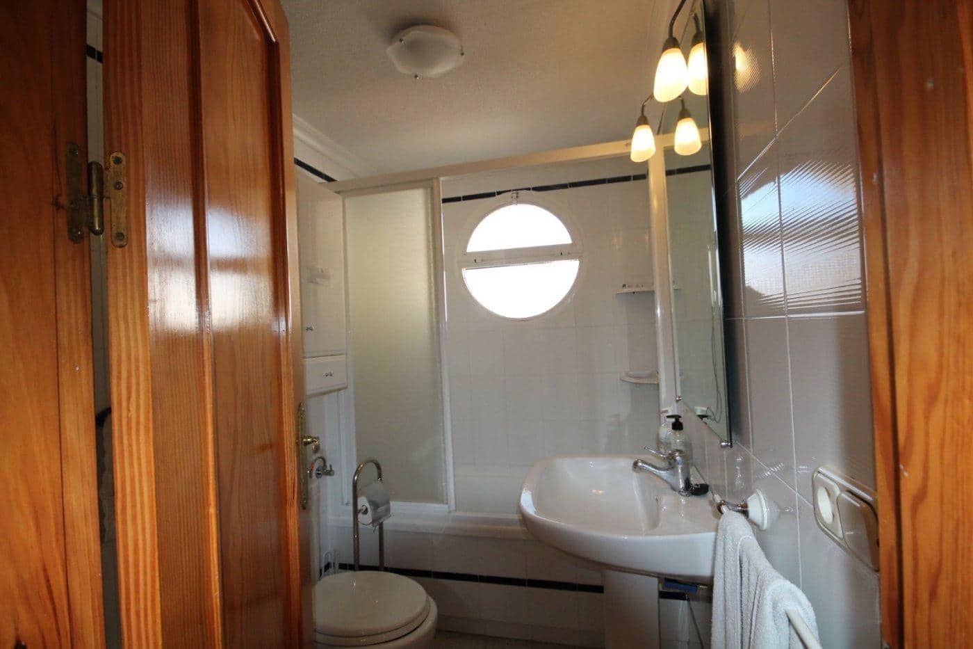   2 soveværelse   ferieLejlighed i Torrevieja   med   swimmingpool   - € 800 (Ref: 7233017)