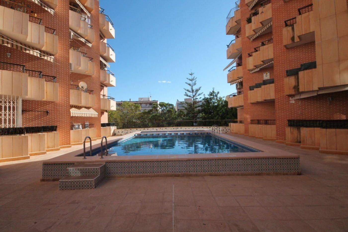   2 soveværelse   ferieLejlighed i Torrevieja   med   swimmingpool   - € 800 (Ref: 7233017)