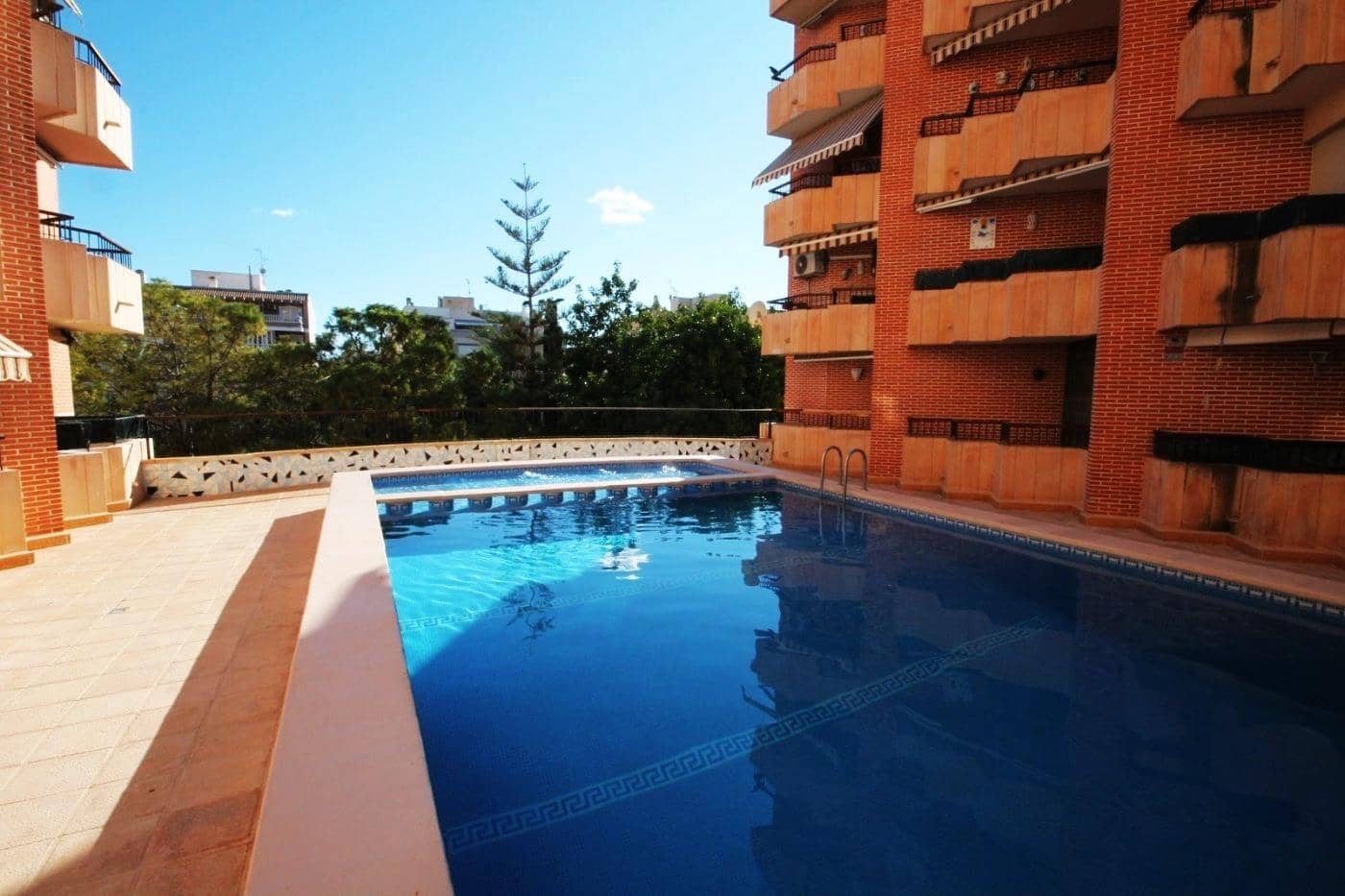   2 soveværelse   ferieLejlighed i Torrevieja   med   swimmingpool   - € 800 (Ref: 7233017)