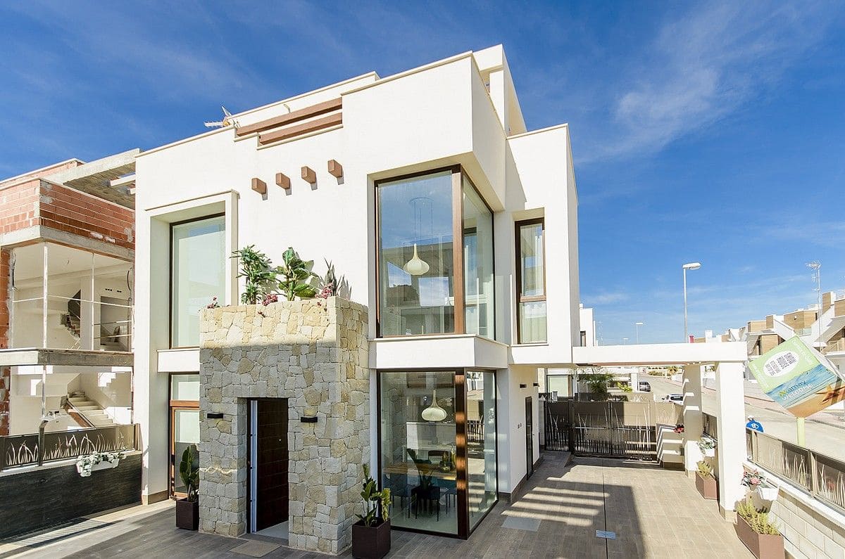 3 bedroom Villa for sale in Rojales with pool garage - € 579,000 (Ref: 8926484)