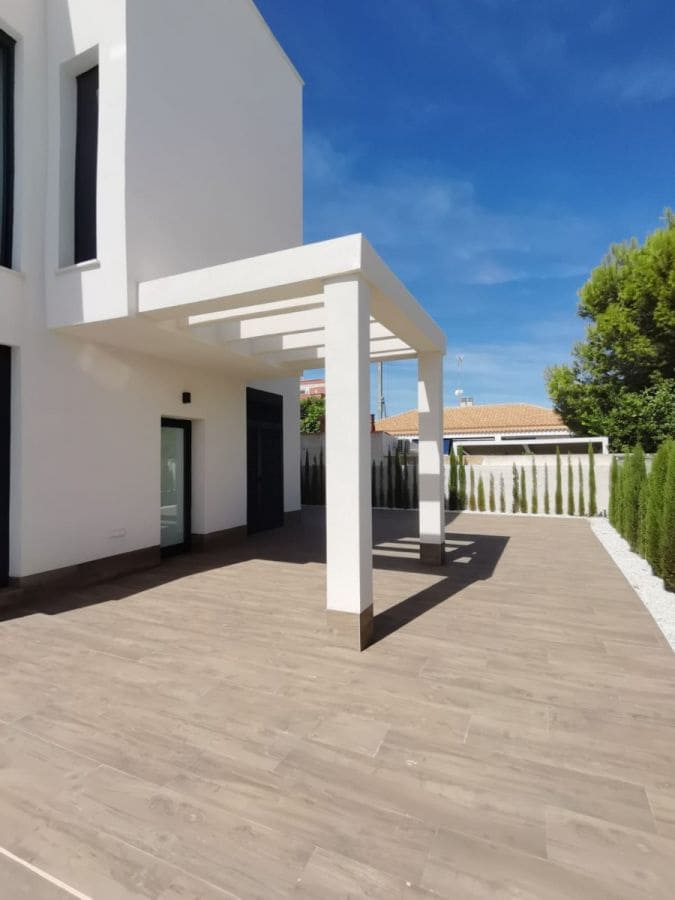 2 bedroom Villa for sale in Playa Honda with pool - € 510,000 (Ref: 8926492)
