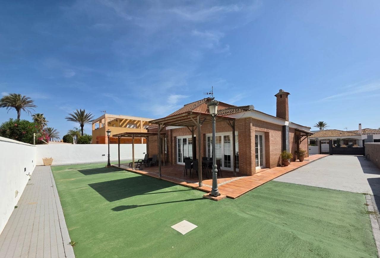 4 bedroom Villa for sale in La Manga del Mar Menor with garage - € 565,000 (Ref: 9129646)