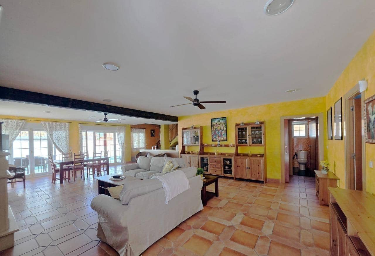 4 bedroom Villa for sale in La Manga del Mar Menor with garage - € 565,000 (Ref: 9129646)