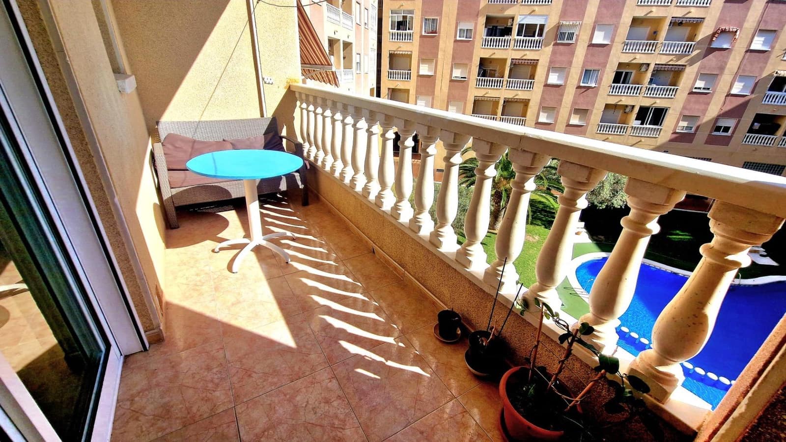 Piso de 2 habitaciones en Torrevieja en venta con piscina garaje - 142.500 € (Ref: 9349489)
