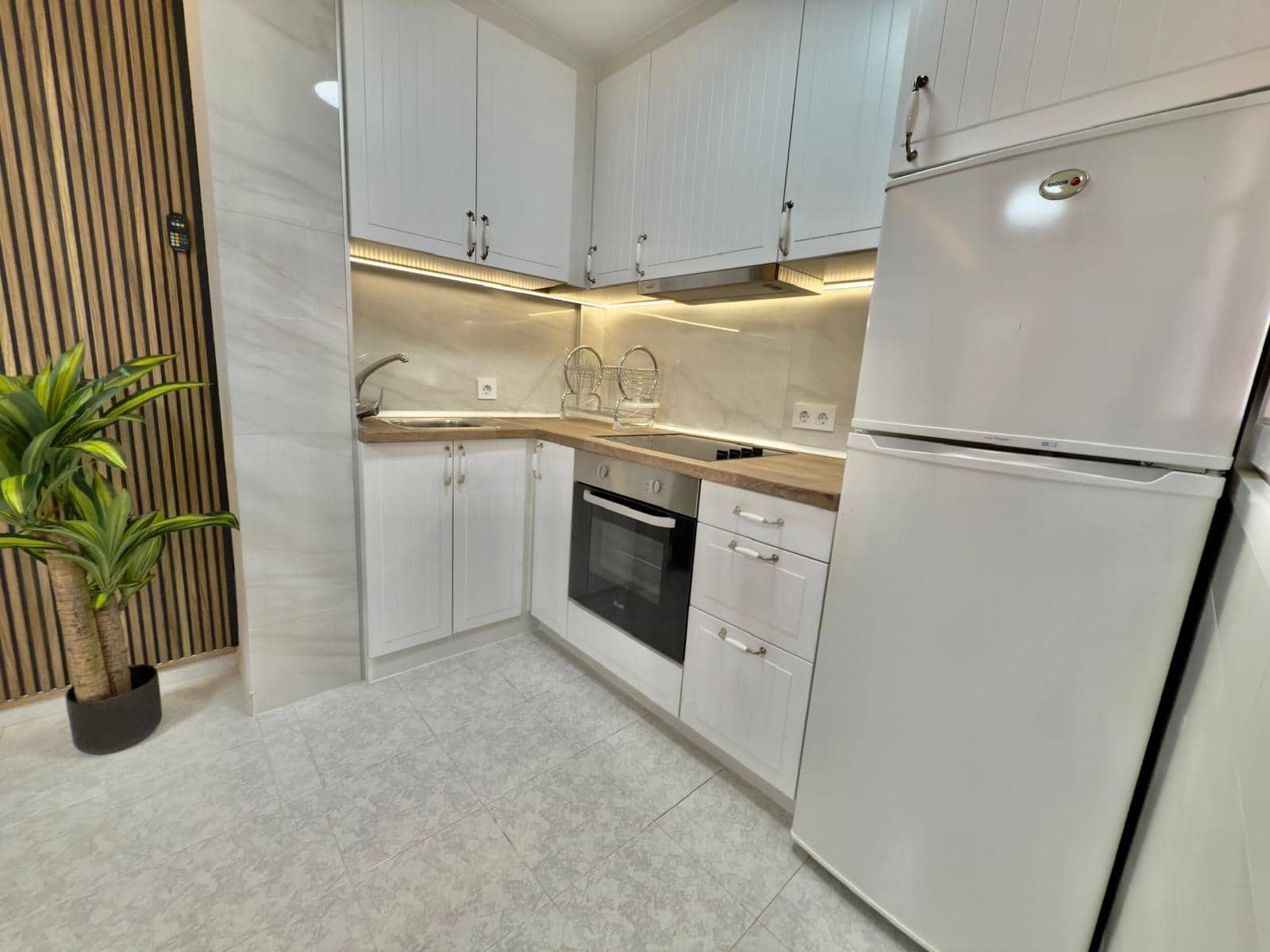 Apartament na sprzedaż w Torrevieja z basenem - 100 000 € (Ref: 9387856)