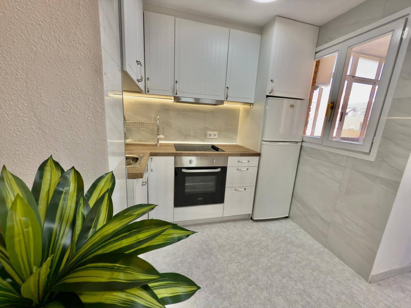 Yksiö myytävänä paikassa Torrevieja mukana uima-altaan - 100 000 € (Ref: 9387857)