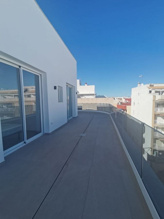 2 makuuhuone Kattohuoneisto myytävänä paikassa Torrevieja mukana uima-altaan - 459 000 € (Ref: 9425763)