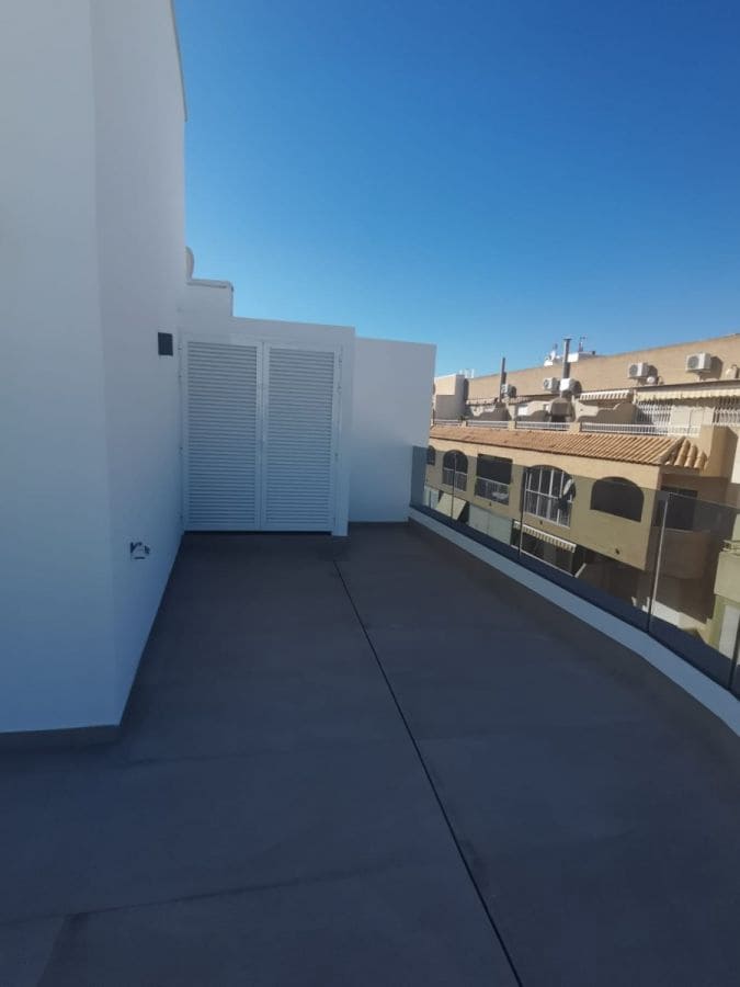 2 makuuhuone Kattohuoneisto myytävänä paikassa Torrevieja mukana uima-altaan - 459 000 € (Ref: 9425763)