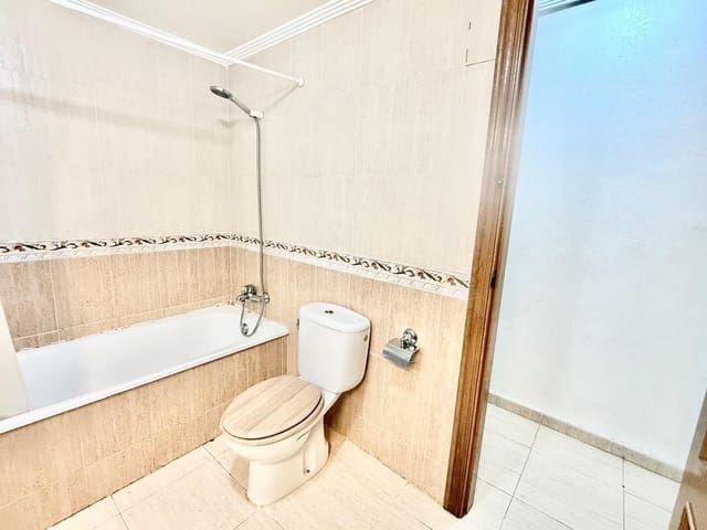 Piso de 2 habitaciones en Centro, Torrevieja en venta con garaje - 114.990 € (Ref: 9456199)