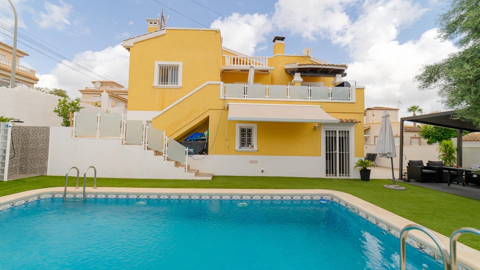 3 bedroom Villa for sale in Filipinas with pool - € 427,000 (Ref: 9611489)