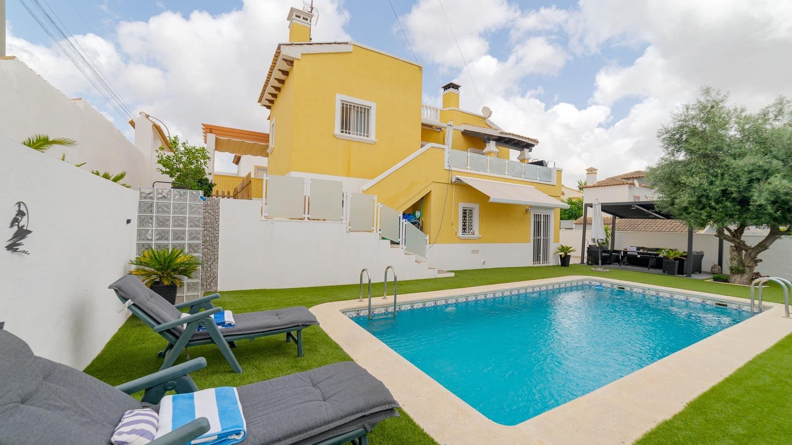 3 bedroom Villa for sale in Filipinas with pool - € 427,000 (Ref: 9611489)