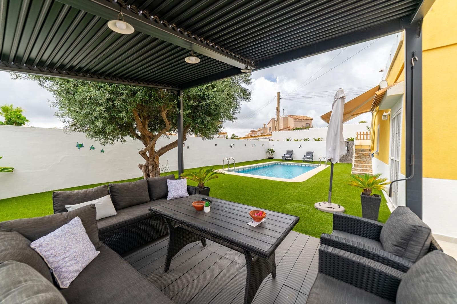 3 bedroom Villa for sale in Filipinas with pool - € 427,000 (Ref: 9611490)