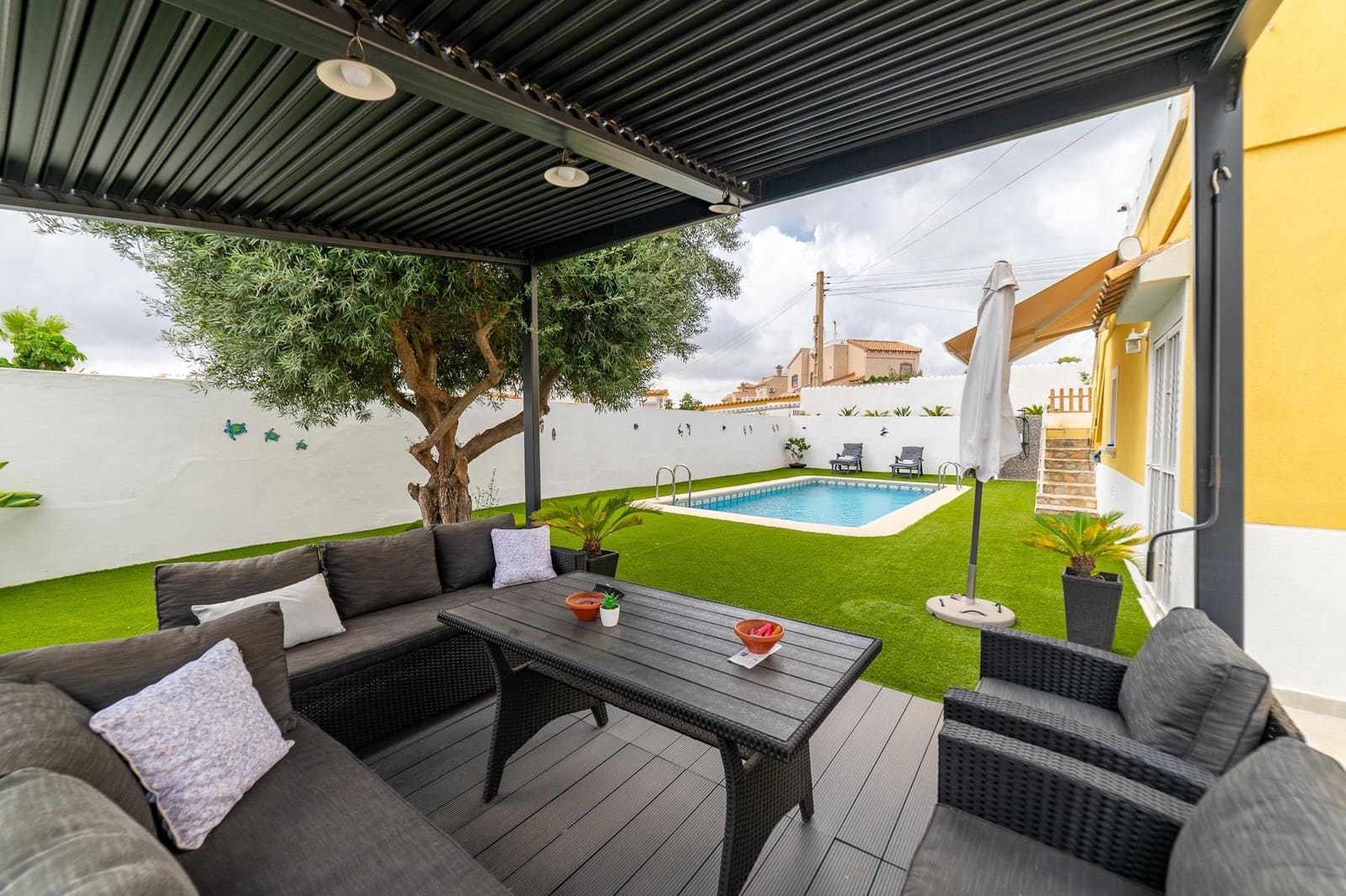 3 bedroom Villa for sale in Filipinas with pool - € 427,000 (Ref: 9611490)