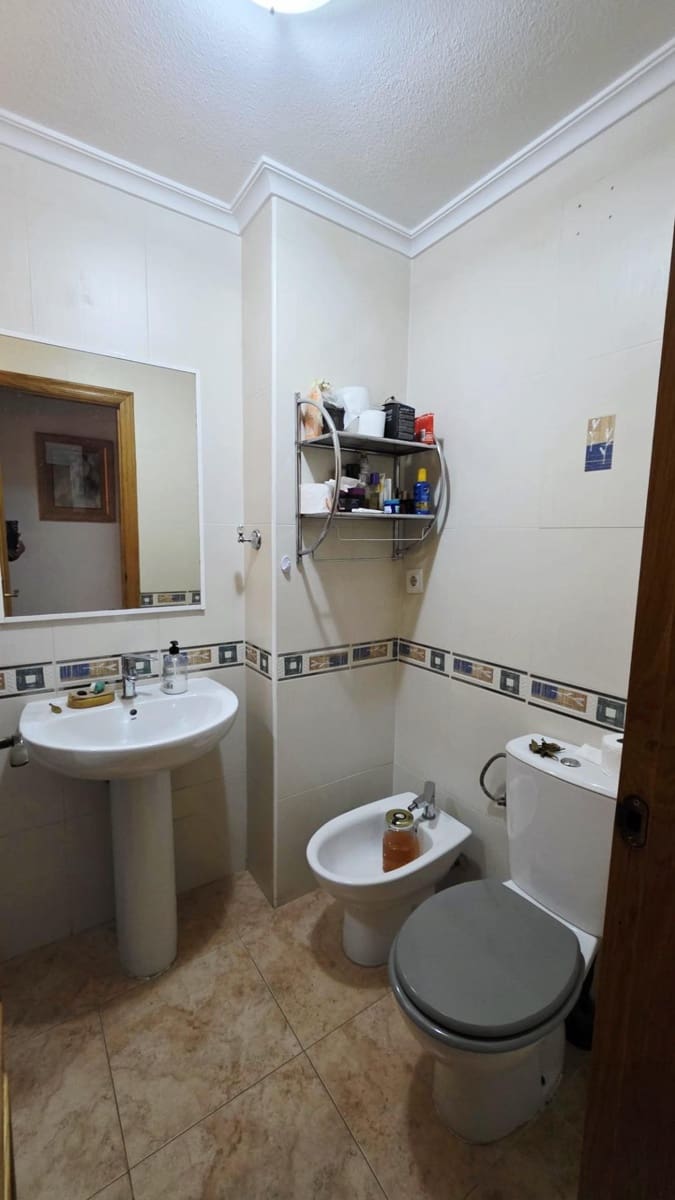 2 bedroom Flat for sale in Torrevieja with garage - € 139,999 (Ref: 9651891)